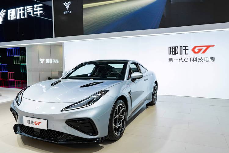 惠州32哪吒汽车在智能汽车领域的表现，领途汽车在新能源汽车市场中的影响力